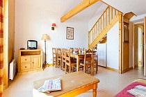 Les Chalets de la Porte des Saisons - interieur met tafel en trap